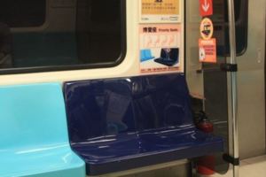 女大生不舒服坐博愛座卻被大媽臭罵「別裝睡」，這時候旁邊一名暖男馬上霸氣開口…