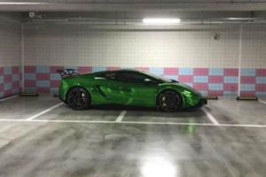超跑一次強佔「4個」停車格，網友走近一看發現的真相…卻令他對這個世界絕望了…