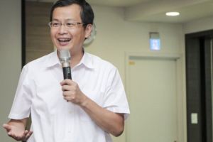 羅智強：沒有十字牌黨證的人都是賣台賊？