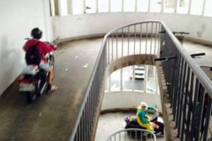 台北這棟「無樓梯公寓」竟能騎車上樓！網友讚翻但住戶卻很無奈，原來40年前「建設原因」是…