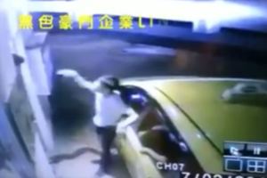 糗翻！屁孩帶金錢豹小姐出場卻「沒房間」，他怒揮拳結果才發現這次「惹錯人了」