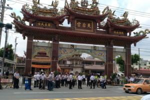 當警察都不用維護治安，不用為民服務，只要保護那個女魔頭，當她的工具嗎？