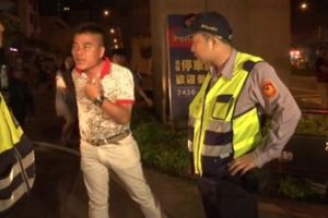 老大被臨檢狠嗆：「要臨檢，就讓這些賊頭檢個夠！」大哥掏出30萬，要小弟分頭租下30個包廂…..
