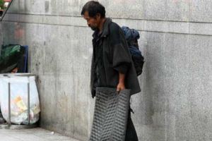 暖心女孩遇到流浪漢問路決定掏100元囑咐他「好好吃頓飯」，沒想到流浪阿伯一聽到這句話就立刻爆哭…
