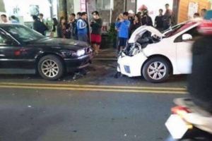 東海最強老爸為了保護妻小開「BMW大7」對決「豐田ALTIS」小屁孩大勝，連BMW代理商也忍不住PO文這麼說…