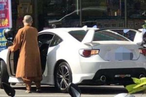 網友在大街上驚見超狂比丘尼開「有尾翼的跑車」，她一坐進去後秒變「托海法師」！