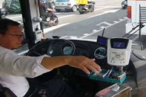 媽媽帶著3個小孩終於等到公車卻發現載滿人，失望嘆息時這個司機突然對著她叫了一聲…