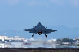 中媒》日本首架F35已列裝，世界上又多一個五代機擁有國，殲20皮繃緊了！(圖12張)