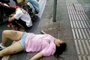 熱褲女真的太想被人撿屍「豁出去主動躺在路邊」，3個男人經過冷冷地望了一眼零反應…
