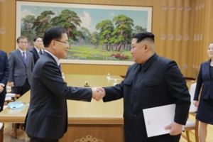 執政6年後，金正恩首次正式外交，執手歡笑熱聊