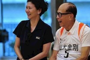 李嘉誠退休養老後，放飛自我不懼非議，與周凱旋十指緊扣逛大街