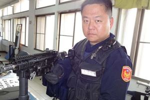 高市警查獲重火力罕見具腳架衝鋒槍