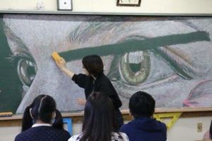 超有才學生「用粉筆畫出神作」震撼全球，老師狠心一擦黑板「把大家的心都擦碎了」！