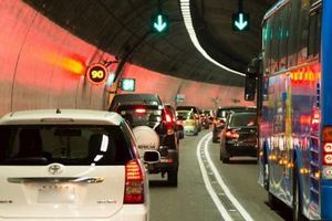 國道閃一下大燈請讓路？警：不可以！要罰3-6000；但是警察教你一個方法對付烏龜車，一定要學起來!