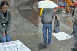 一名女子跪在鬧市街頭，欲「賣身十年」救母任憑其處置！