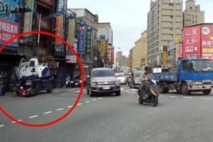吊車輾斷雙腿！女騎士遭捲入車底　大片血跡嚇壞路人