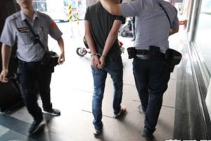 錢櫃KTV大廳棍棒幹架　1男狼狽上銬被捕