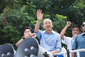 堅持包容和愛！網友為「買票謠言」道歉　韓國瑜拍肩安慰