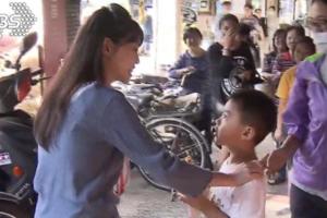 萌弟領雞排大喊「謝謝阿姨」　高嘉瑜秒裝傻：阿姨是誰？