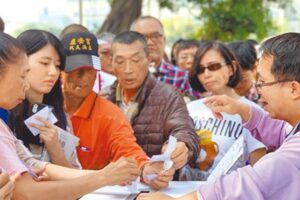 凌晨2點開始排隊 中籤率僅6％！國瑜夜市抽籤 人龍綿延1公里