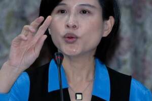 不滿同意去蔣化 文化部長鄭麗君被她呼巴掌