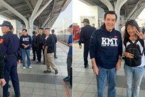 野生馬英九Get！民眾搶合照、握手　大讚「好親民」羨煞網友