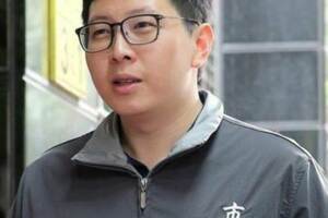 影片瘋傳 議員王浩宇被男子追著大罵闖紅燈不要臉