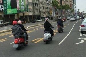 新北取消「內線禁騎機車」，機車族大讚「不用再怕路邊違規停車的三寶啦！」