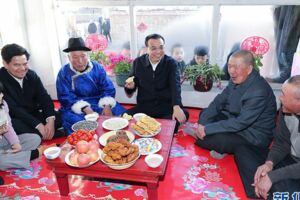 李克強：著力推進改革發展努力破解民生難題使各族人民群眾的日子越過越好