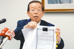 內鬥手法玩國際政治 行不通