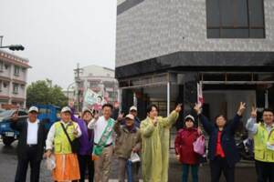 賴清德冒雨陪郭國文掃街 批對手賣文旦選舉花招