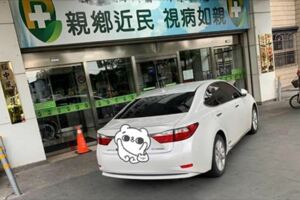 看到的不一定是事實！醫師車丟大門衝進醫院救人　吃瓜民眾竟拿出手機拍照