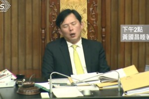 酒駕修法大小綠互槓！黃國昌占主席台8小時中途睡著