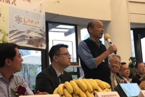 韓國瑜賣水果「一出手」真情流露　網融化：怎麼那麼可愛～