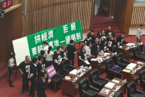 韓國瑜「手握心臟」：我熱愛中華民國、反對一國兩制