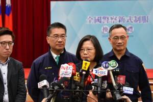 郭台銘選總統 蔡英文酸：不是要問神 也不是要當神！