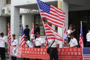 「台灣政府」民眾欲索回中興新村省府大樓升旗 與警對峙中！