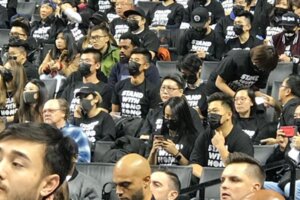 上百聲援反送中民眾著黑衣 現身NBA籃網賽事