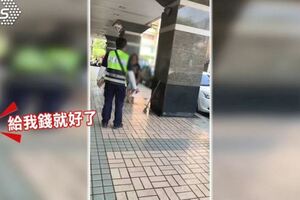 影/清洗騎樓亂噴交警暴怒索賠300道歉還錢。當一個人民保母這樣子，對嗎？