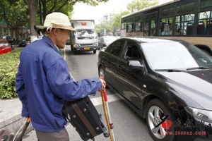 一位盲眼老人搭計程車，計價器顯示140元，司機竟然這樣對他……