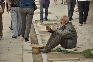 老闆用剩飯將乞丐趕走，乞丐卻狠狠地打了他一耳光，認出乞丐後他驚呆了，他竟然是...