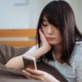 睡前玩手機是「心情差元兇」　憂鬱、躁鬱外最重可導致精神分裂