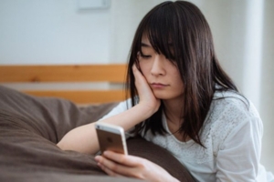 睡前玩手機是「心情差元兇」　憂鬱、躁鬱外最重可導致精神分裂