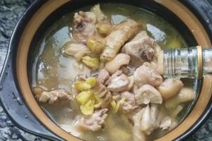白酒燉雞，廣東很出名的一道菜，香味四溢又好吃，做法很簡單