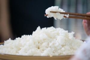 米飯放冷後再吃能降血糖麼？屬實可以降血糖，但不建議這麼吃