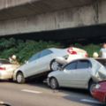 馬路上發生連環撞車禍大家卻看錯重點，原來這就是台灣車主最愛的品牌啊！