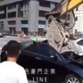 怪手狠壓毀轎車推入地基坑原因曝光