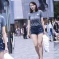 超豐滿30歲美人妻！熱褲出街...T恤跟本兜不住！轉身瞬間網暴動：第一次看到！