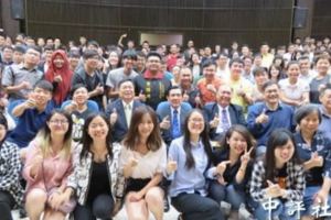 馬教授開講魅力大　同學爭相合影
