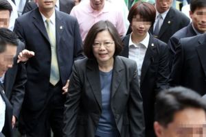 蔡英文辦公室亂了套才揪出「色狼」又爆出「醉鬼」